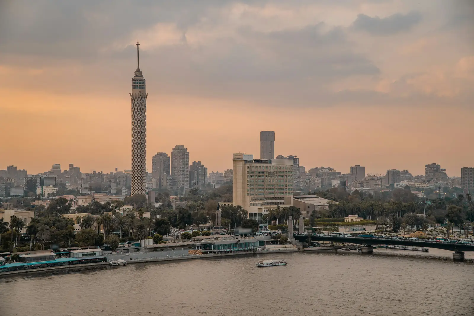 كورنيش النيل وبرج القاهرة وقت الغروب