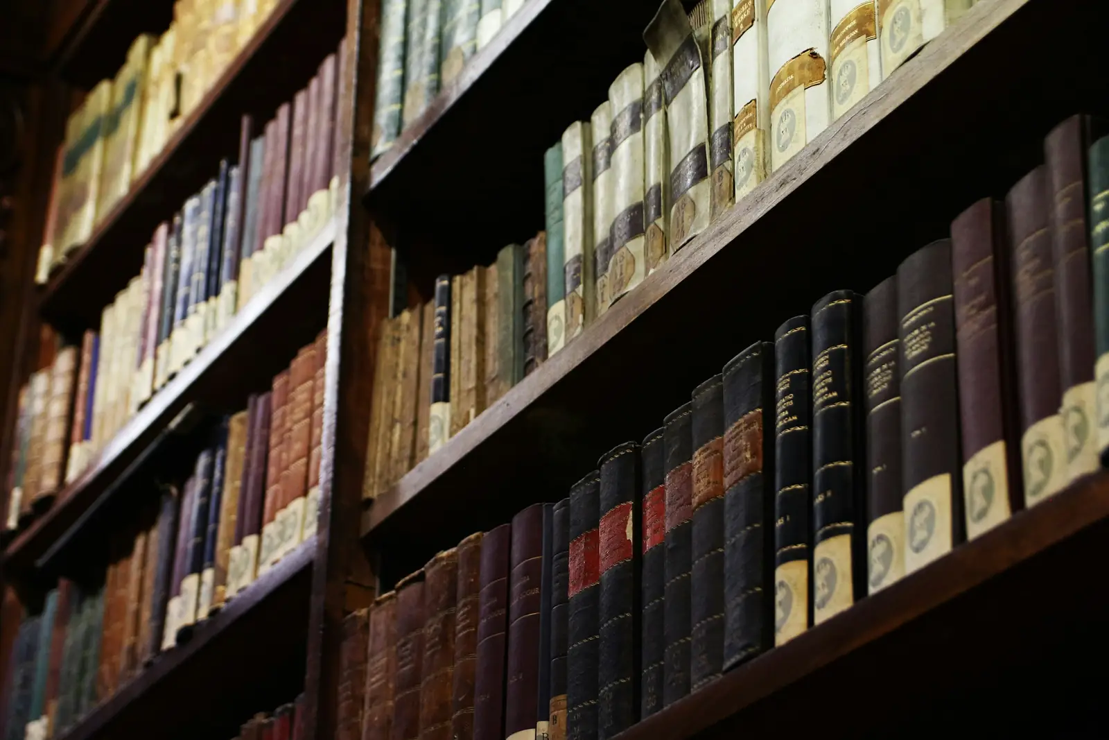 رفوف مكتبة تضم مجلدات قانونية قديمة