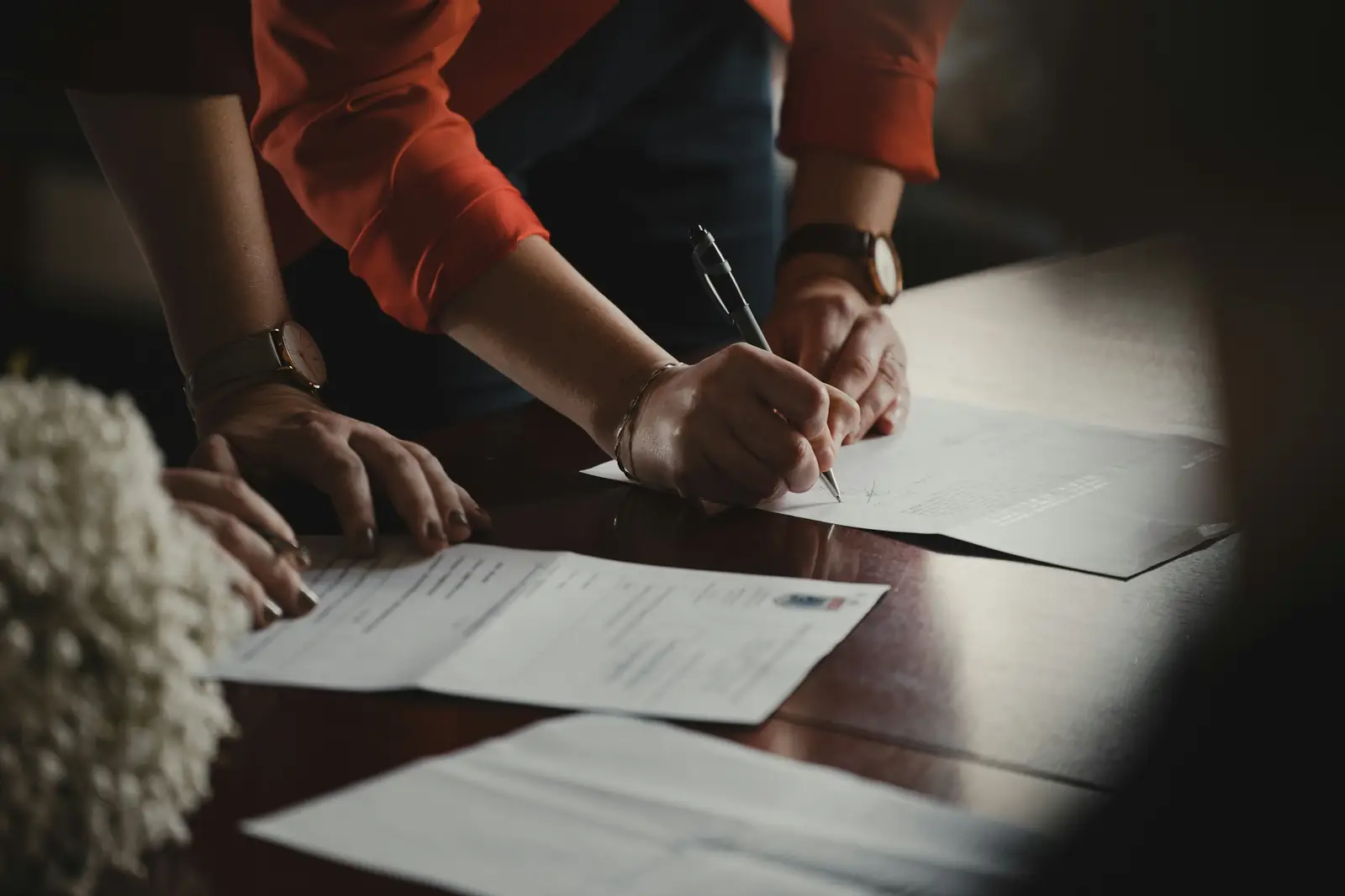 توقيع مستندات على طاولة اجتماعات
